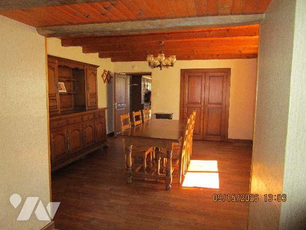 Ancienne Ferme, en partie mitoyenne, composée de 6 pièces ; le tout sur 5 ares env.
