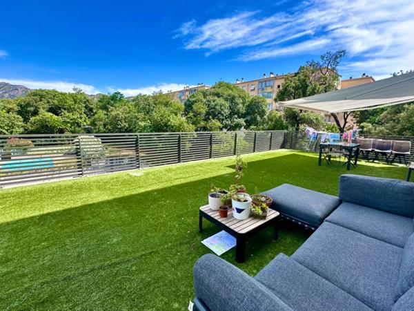 MARSEILLE 10EME, T4/5 de 100m2 avec Terrasse de 86m2, Double BOX Fermé et Place de Parking Privative.