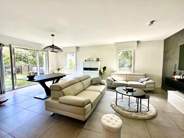 MARSEILLE 10EME, T4/5 de 100m2 avec Terrasse de 86m2, Double BOX Fermé et Place de Parking Privative.