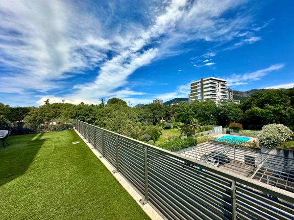 MARSEILLE 10EME, T4/5 de 100m2 avec Terrasse de 86m2, Double BOX Fermé et Place de Parking Privative.