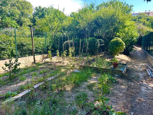 MARSEILLE 10EME, T4/5 de 100m2 avec Terrasse de 86m2, Double BOX Fermé et Place de Parking Privative.