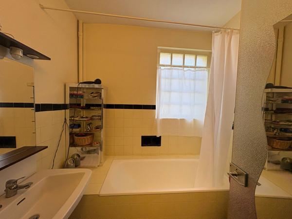 SAUMUR CENTRE - Appartement 70 m² avec balcon-terrasse, garage et cave.