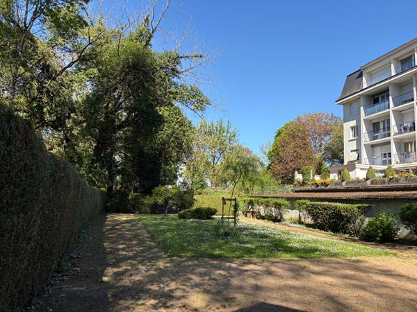 SAUMUR CENTRE - Appartement 70 m² avec balcon-terrasse, garage et cave.
