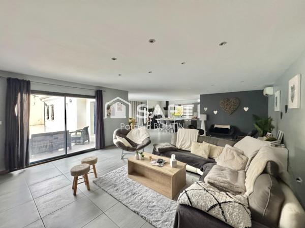 PAVILLON PLAIN PIED 4 CHAMBRES DONT UNE SUITE PARENTALE + GARAGE ET PISCINE  A JUSCORPS !