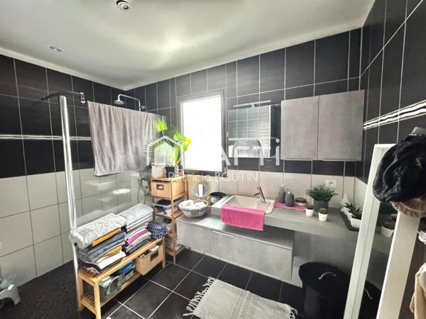 PAVILLON PLAIN PIED 4 CHAMBRES DONT UNE SUITE PARENTALE + GARAGE ET PISCINE  A JUSCORPS !