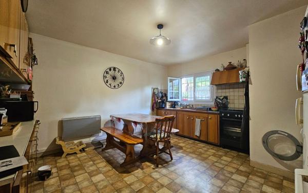 Immeuble à vendre    3 pièces • 170,89 m2 Mouguerre