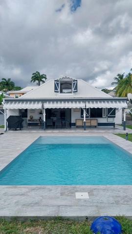 Vivez le rêve au Diamant : votre oasis de confort et de détente avec piscine vous attend.