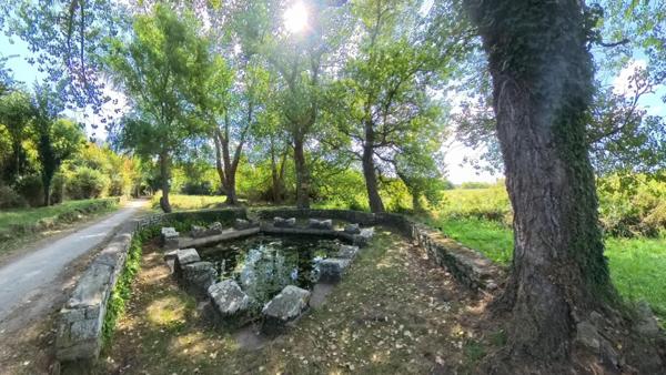 Idéalement située dans le calme d’un délicieux petit hameau, venez découvrir cette maison de vacances d’exception, à 3 mn d’une plage de sable fin, longue de 10 km.