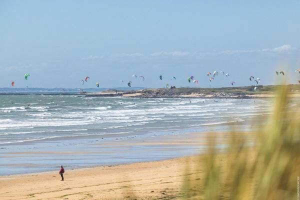 Idéalement située dans le calme d’un délicieux petit hameau, venez découvrir cette maison de vacances d’exception, à 3 mn d’une plage de sable fin, longue de 10 km.