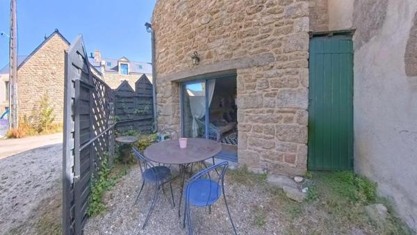 Idéalement située dans le calme d’un délicieux petit hameau, venez découvrir cette maison de vacances d’exception, à 3 mn d’une plage de sable fin, longue de 10 km.