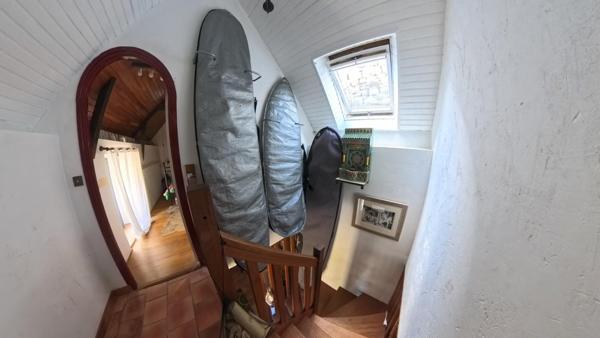 Idéalement située dans le calme d’un délicieux petit hameau, venez découvrir cette maison de vacances d’exception, à 3 mn d’une plage de sable fin, longue de 10 km.