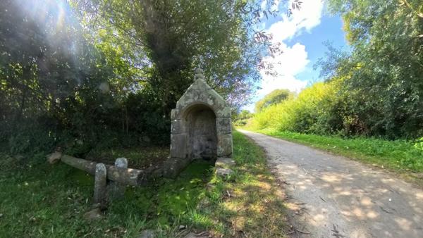 Idéalement située dans le calme d’un délicieux petit hameau, venez découvrir cette maison de vacances d’exception, à 3 mn d’une plage de sable fin, longue de 10 km.