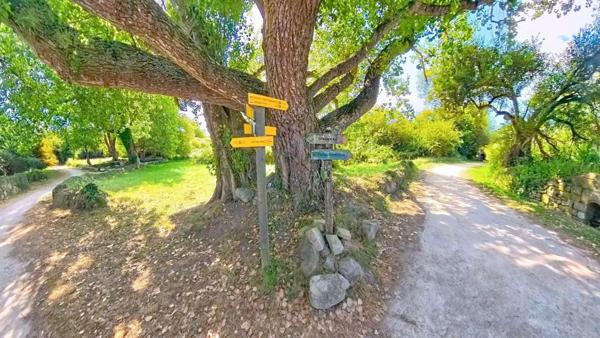 Idéalement située dans le calme d’un délicieux petit hameau, venez découvrir cette maison de vacances d’exception, à 3 mn d’une plage de sable fin, longue de 10 km.