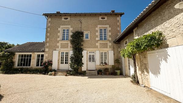 Maison de caractère avec piscine et jardin paysager