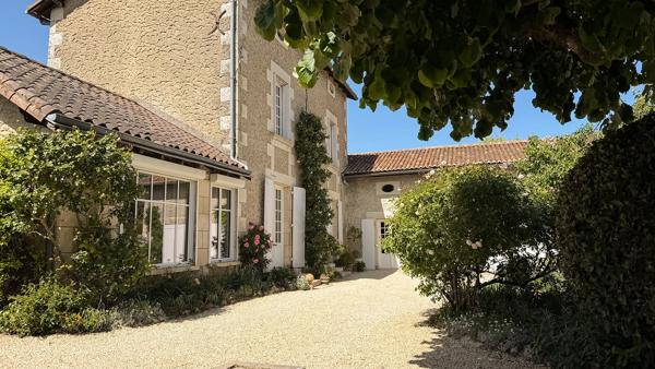 Maison de caractère avec piscine et jardin paysager