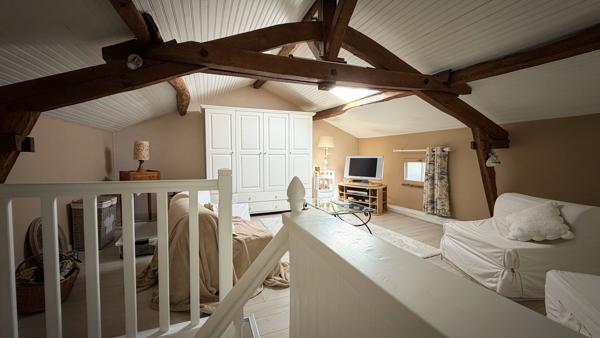 Maison de caractère avec piscine et jardin paysager