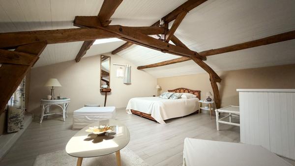 Maison de caractère avec piscine et jardin paysager