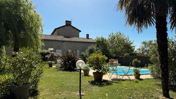 Maison de caractère avec piscine et jardin paysager