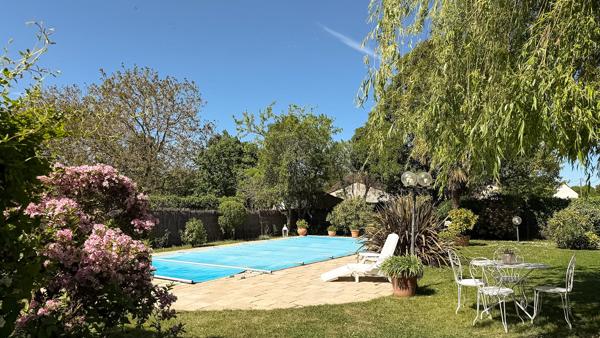 Maison de caractère avec piscine et jardin paysager
