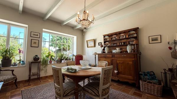 Maison de caractère avec piscine et jardin paysager