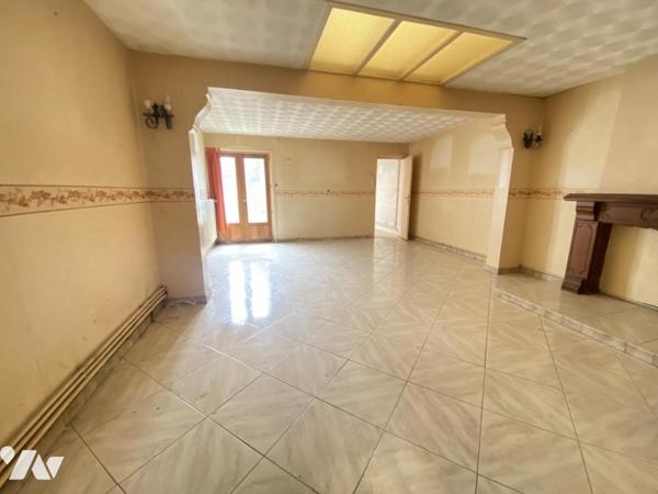 A VENDRE A SIN LE NOBLE : MAISON DE VILLE A RENOVER 2CH GARAGE COUR BATIE SUR 125M²