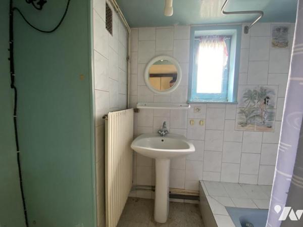 A VENDRE A SIN LE NOBLE : MAISON DE VILLE A RENOVER 2CH GARAGE COUR BATIE SUR 125M²