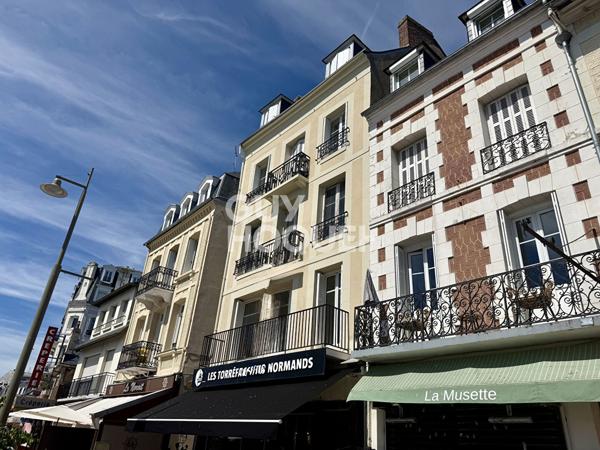 APPARTEMENT 2/3 PIECES - EMPLACEMENT D'EXCEPTION FACE AU PORT