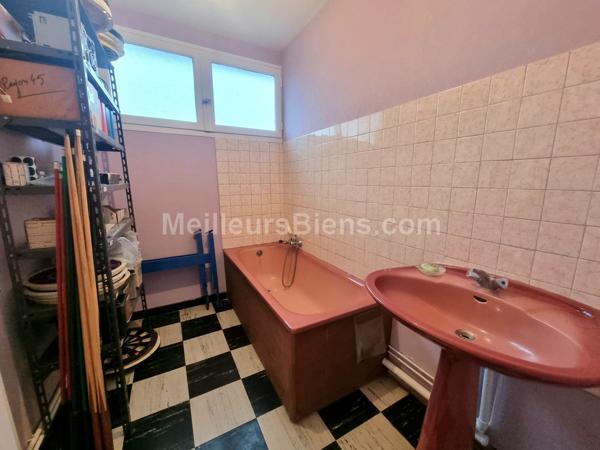BATIMENT COMMERCIAL 182 m2 Divisible en Local + Appartement /  AXE PASSANT AVEC VITRINES 10M et 5M  LINEAIRES