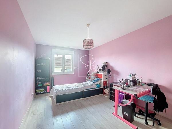 Maison contemporaine 4 chambres + bureau 10 min de Reims centre  Jardin clos