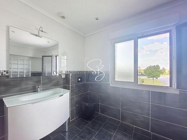 Maison contemporaine 4 chambres + bureau 10 min de Reims centre  Jardin clos