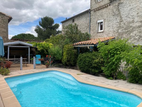 Carcassonne, maison 160m2 rénovée avec dépendances, cours, terrasses, jardin et piscine