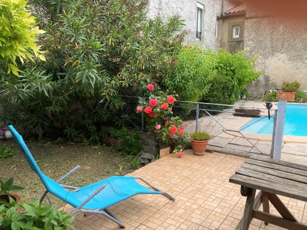 Carcassonne, maison 160m2 rénovée avec dépendances, cours, terrasses, jardin et piscine