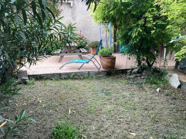 Carcassonne, maison 160m2 rénovée avec dépendances, cours, terrasses, jardin et piscine
