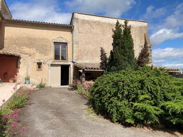 Carcassonne, maison 160m2 rénovée avec dépendances, cours, terrasses, jardin et piscine