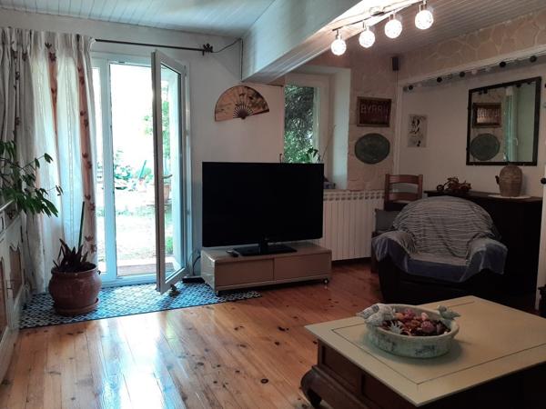 Carcassonne, maison 160m2 rénovée avec dépendances, cours, terrasses, jardin et piscine
