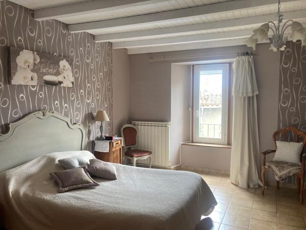 Carcassonne, maison 160m2 rénovée avec dépendances, cours, terrasses, jardin et piscine