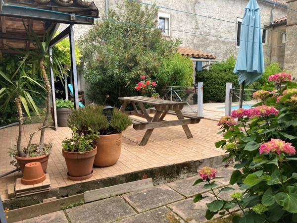Carcassonne, maison 160m2 rénovée avec dépendances, cours, terrasses, jardin et piscine