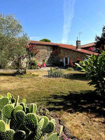 A vendre et rénover : Ancien corps de ferme 9 pièces, 6 chambres, au coeur d'un village proche de MAUVEZIN (32)