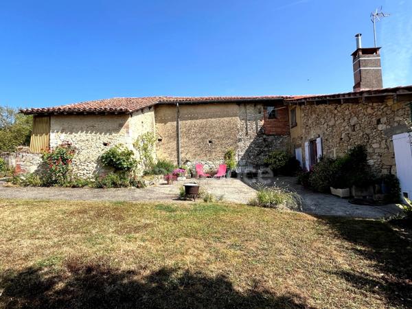 A vendre et rénover : Ancien corps de ferme 9 pièces, 6 chambres, au coeur d'un village proche de MAUVEZIN (32)