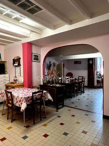 A vendre et rénover : Ancien corps de ferme 9 pièces, 6 chambres, au coeur d'un village proche de MAUVEZIN (32)