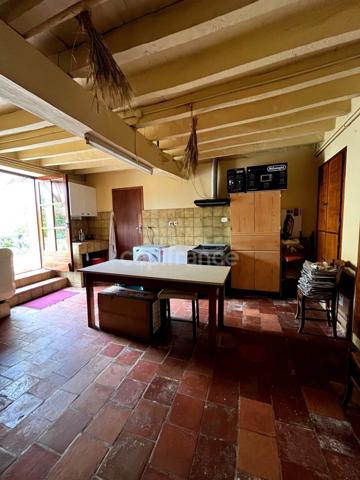 A vendre et rénover : Ancien corps de ferme 9 pièces, 6 chambres, au coeur d'un village proche de MAUVEZIN (32)