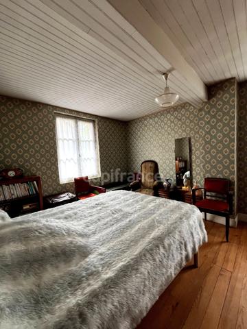 A vendre et rénover : Ancien corps de ferme 9 pièces, 6 chambres, au coeur d'un village proche de MAUVEZIN (32)