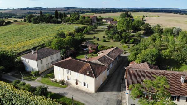 A vendre et rénover : Ancien corps de ferme 9 pièces, 6 chambres, au coeur d'un village proche de MAUVEZIN (32)
