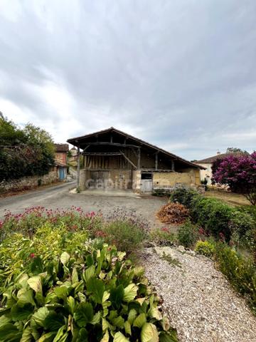 A vendre et rénover : Ancien corps de ferme 9 pièces, 6 chambres, au coeur d'un village proche de MAUVEZIN (32)