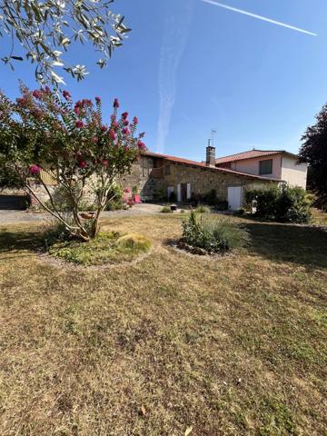 A vendre et rénover : Ancien corps de ferme 9 pièces, 6 chambres, au coeur d'un village proche de MAUVEZIN (32)