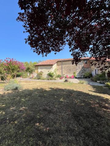 A vendre et rénover : Ancien corps de ferme 9 pièces, 6 chambres, au coeur d'un village proche de MAUVEZIN (32)