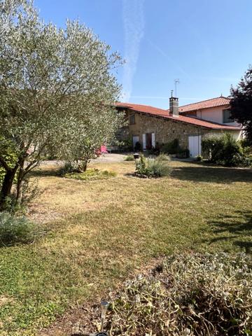 A vendre et rénover : Ancien corps de ferme 9 pièces, 6 chambres, au coeur d'un village proche de MAUVEZIN (32)