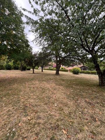 A vendre et rénover : Ancien corps de ferme 9 pièces, 6 chambres, au coeur d'un village proche de MAUVEZIN (32)