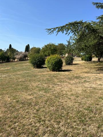 A vendre et rénover : Ancien corps de ferme 9 pièces, 6 chambres, au coeur d'un village proche de MAUVEZIN (32)