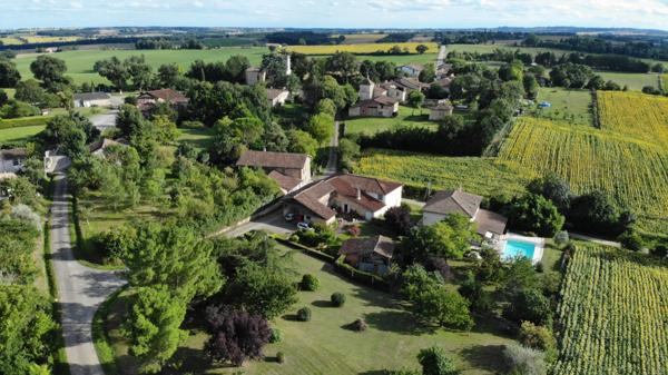 A vendre et rénover : Ancien corps de ferme 9 pièces, 6 chambres, au coeur d'un village proche de MAUVEZIN (32)